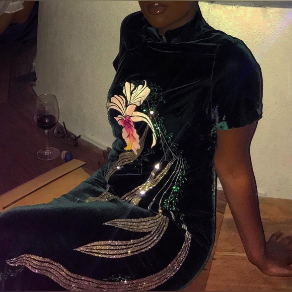 Green custom made velvet Japanese culturally inspired floral dress. Kimono style - Picture 6 of 7